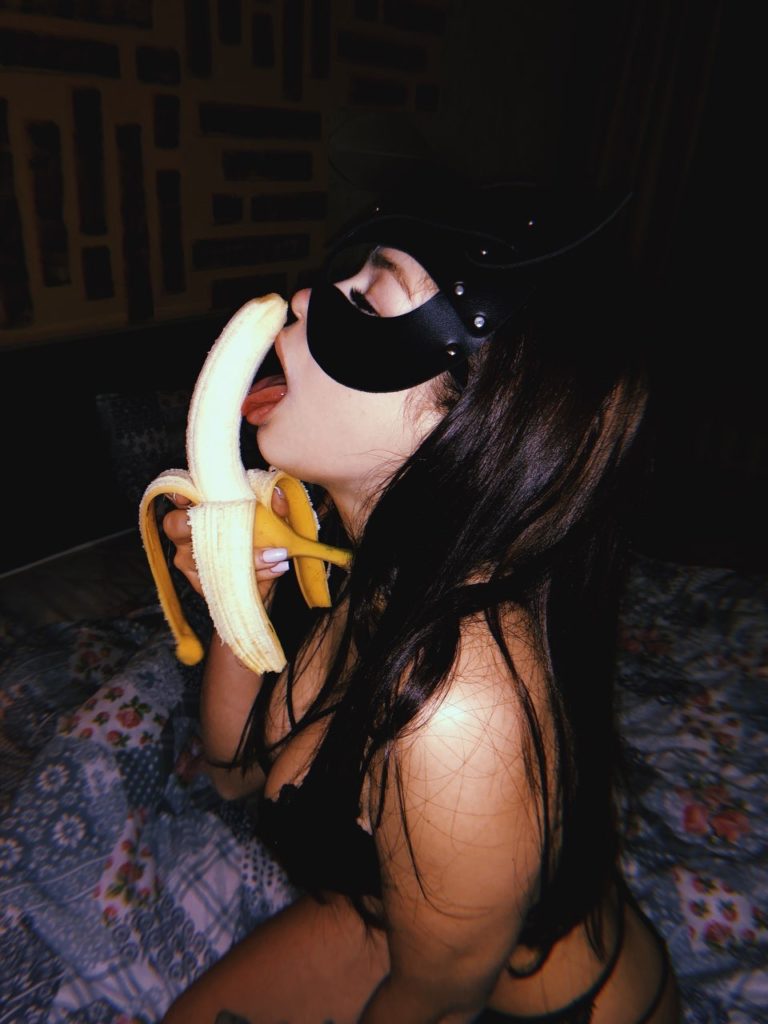 Жаркие киски любят бананы